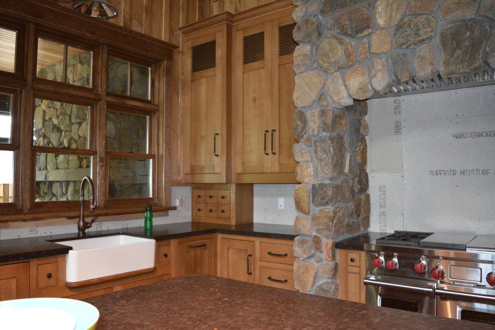 Exempel på ett mellanstort rustikt kök, med en rustik diskho, integrerade vitvaror, mörkt trägolv, en köksö, skåp i shakerstil, skåp i ljust trä och granitbänkskiva