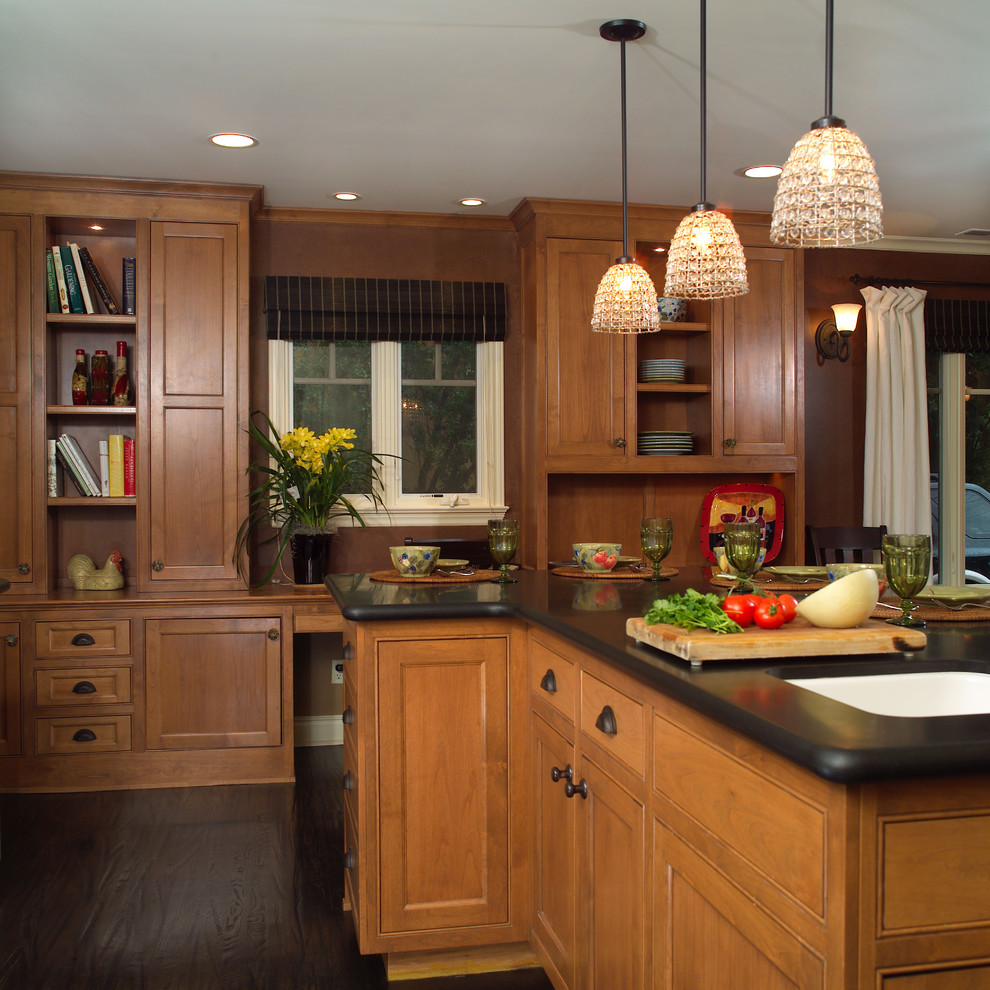 Ejemplo de cocina ecléctica con armarios con rebordes decorativos, puertas de armario de madera oscura y barras de cocina
