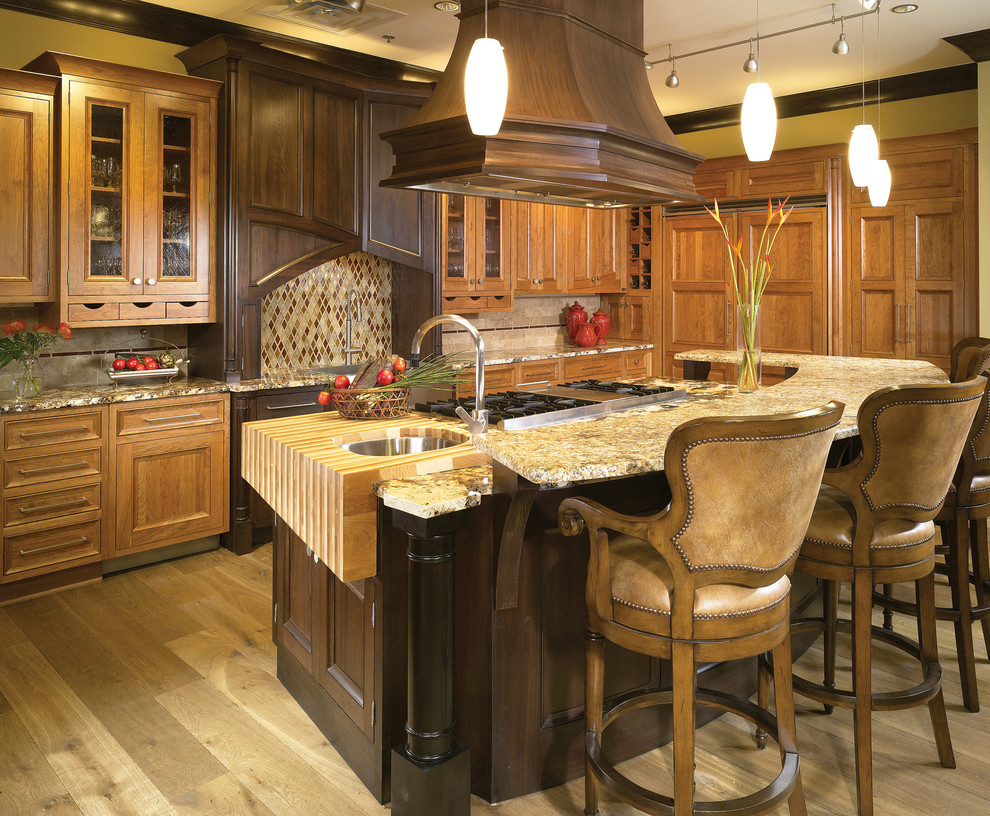 Idées déco pour une cuisine classique en bois brun avec un placard avec porte à panneau surélevé et une crédence beige.