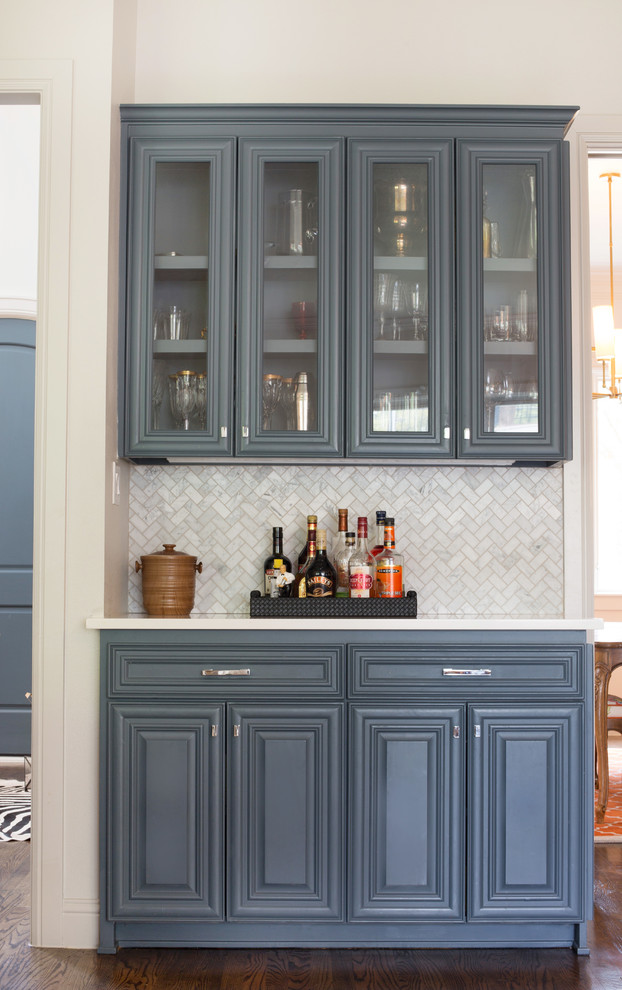 Klassisk inredning av ett stort kök, med en undermonterad diskho, luckor med upphöjd panel, blå skåp, bänkskiva i koppar, vitt stänkskydd, stänkskydd i mosaik, rostfria vitvaror, mörkt trägolv och en köksö