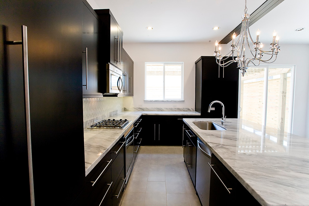 Exempel på ett mellanstort modernt kök, med en enkel diskho, släta luckor, svarta skåp, marmorbänkskiva, vitt stänkskydd, stänkskydd i glaskakel, rostfria vitvaror, klinkergolv i porslin och en köksö