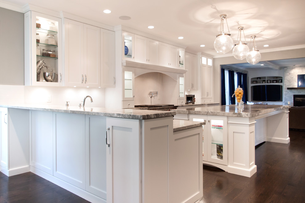 Große Klassische Küche mit weißen Schränken, Granit-Arbeitsplatte, dunklem Holzboden und Kücheninsel in Washington, D.C.