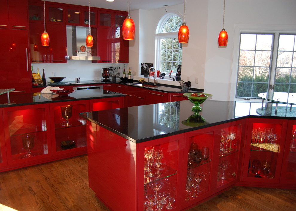Moderne Küche mit Glasfronten, roten Schränken, braunem Holzboden und zwei Kücheninseln in Minneapolis