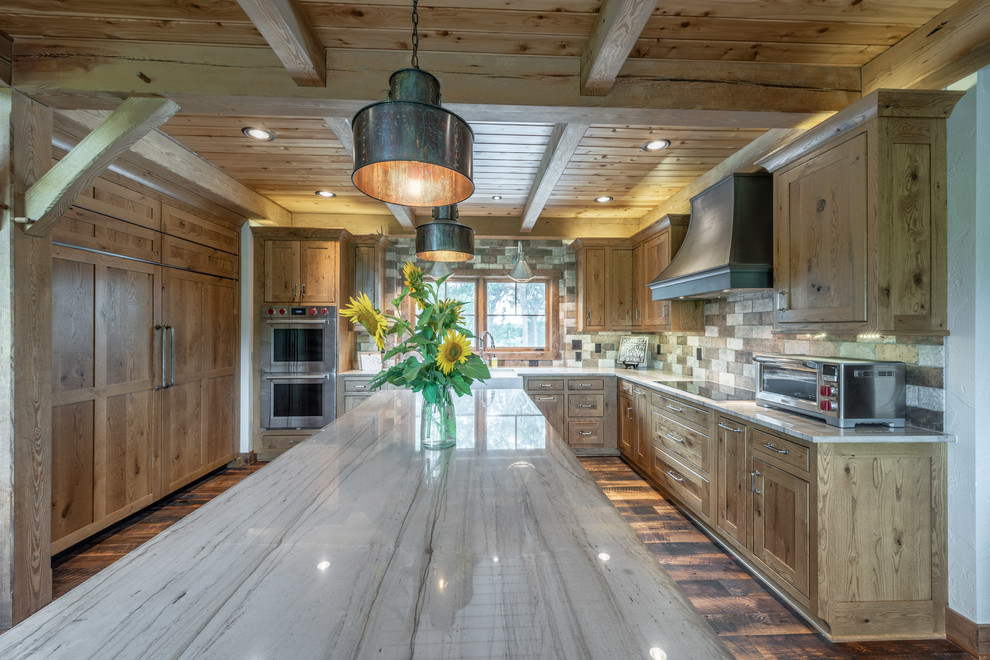 Exempel på ett mellanstort rustikt grå grått kök, med en rustik diskho, luckor med profilerade fronter, skåp i slitet trä, bänkskiva i kvartsit, brunt stänkskydd, stänkskydd i keramik, integrerade vitvaror, mörkt trägolv, en köksö och brunt golv