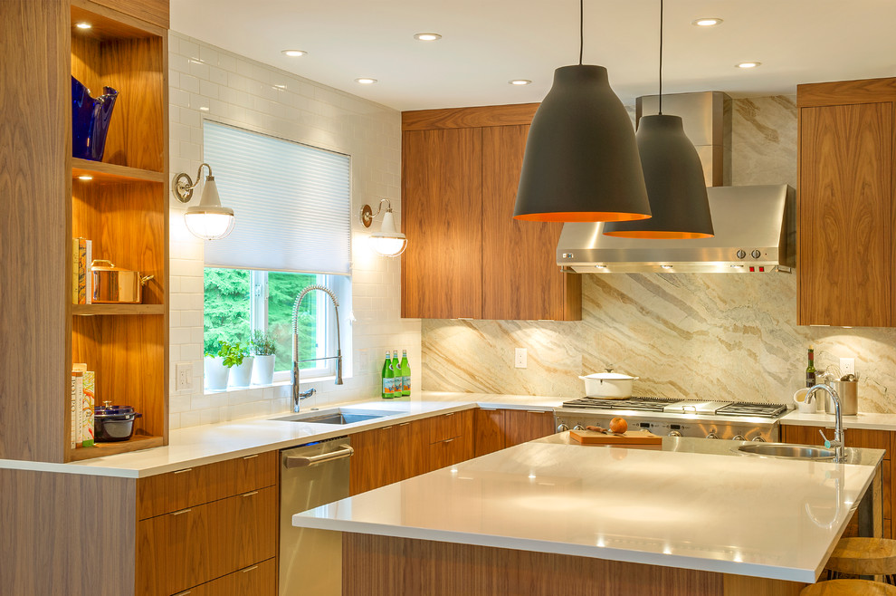 Inspiration för moderna l-kök, med en undermonterad diskho, släta luckor, skåp i mellenmörkt trä, en köksö och stänkskydd i marmor