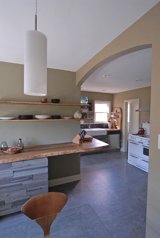 Idées déco pour une cuisine ouverte contemporaine en bois vieilli de taille moyenne avec un évier de ferme, un plan de travail en bois, une crédence grise, un sol en ardoise et un sol gris.