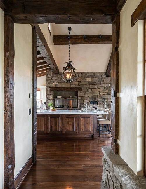 Idéer för ett stort rustikt l-kök, med en rustik diskho, luckor med upphöjd panel, vita skåp, bänkskiva i kvartsit, integrerade vitvaror, mellanmörkt trägolv och en köksö