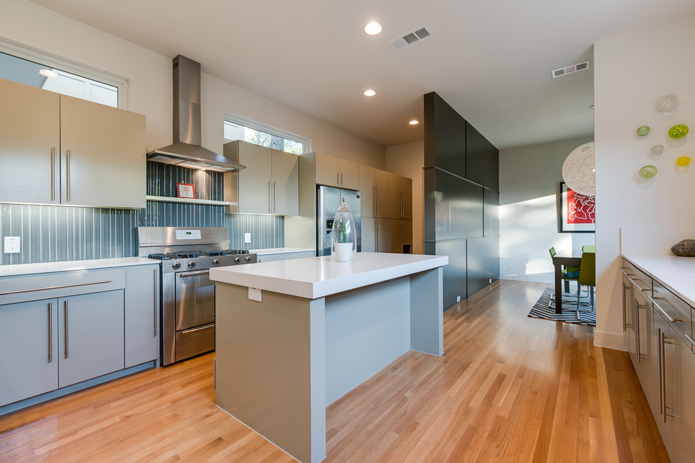 ダラスにあるコンテンポラリースタイルのおしゃれなキッチン (シルバーの調理設備、青いキッチンパネル、フラットパネル扉のキャビネット、グレーのキャビネット) の写真