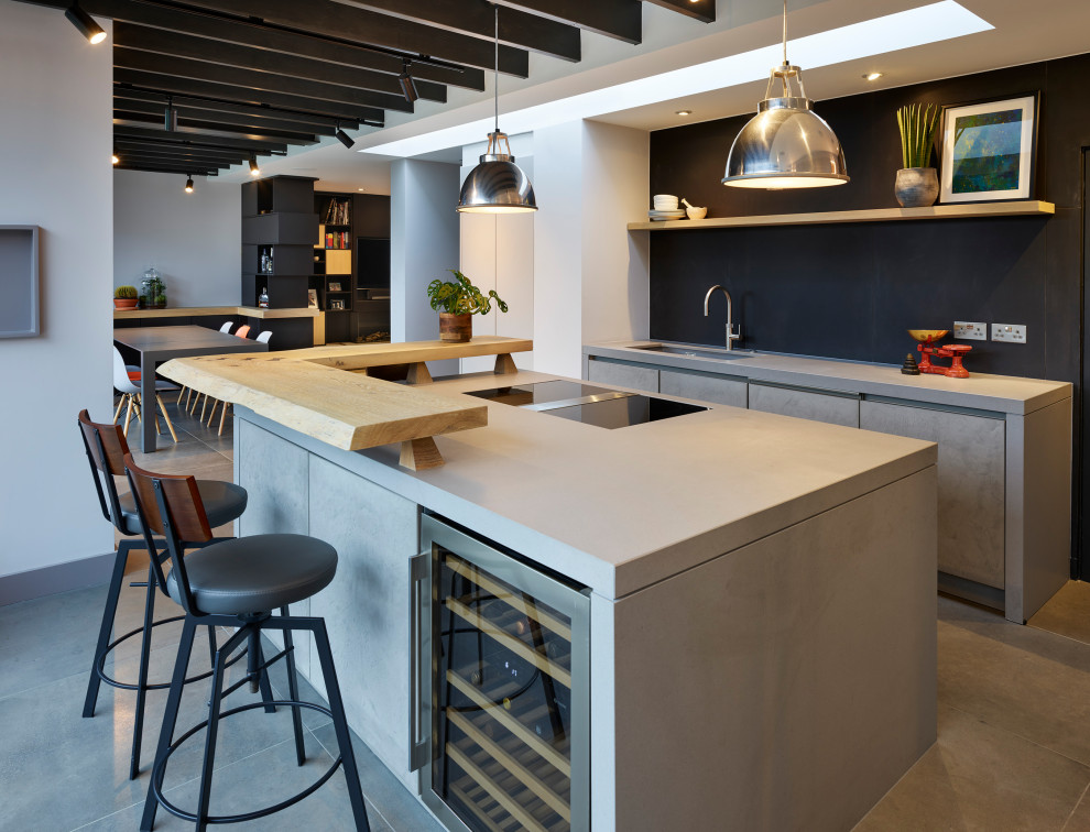 Стильный дизайн: кухня в стиле лофт с обеденным столом и островом - последний тренд