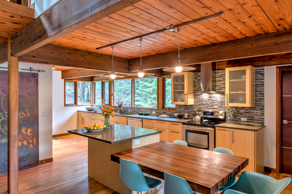 Foto på ett stort rustikt linjärt kök och matrum, med en undermonterad diskho, släta luckor, skåp i ljust trä, flerfärgad stänkskydd, stänkskydd i stickkakel, rostfria vitvaror, flera köksöar och bambugolv