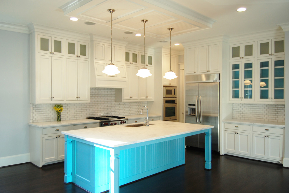 Example of a classic kitchen design in Houston