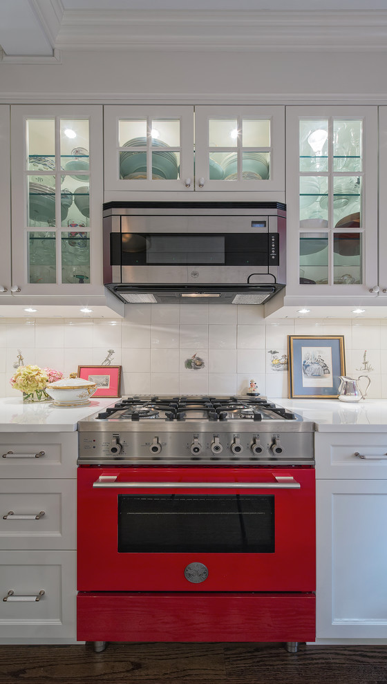 Ejemplo de cocina bohemia con armarios tipo vitrina, puertas de armario blancas, electrodomésticos de colores y suelo de madera en tonos medios