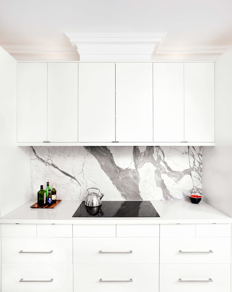 Exempel på ett stort modernt linjärt kök, med en undermonterad diskho, släta luckor, vita skåp, bänkskiva i kvarts, vitt stänkskydd, stänkskydd i sten, rostfria vitvaror, klinkergolv i porslin och en köksö
