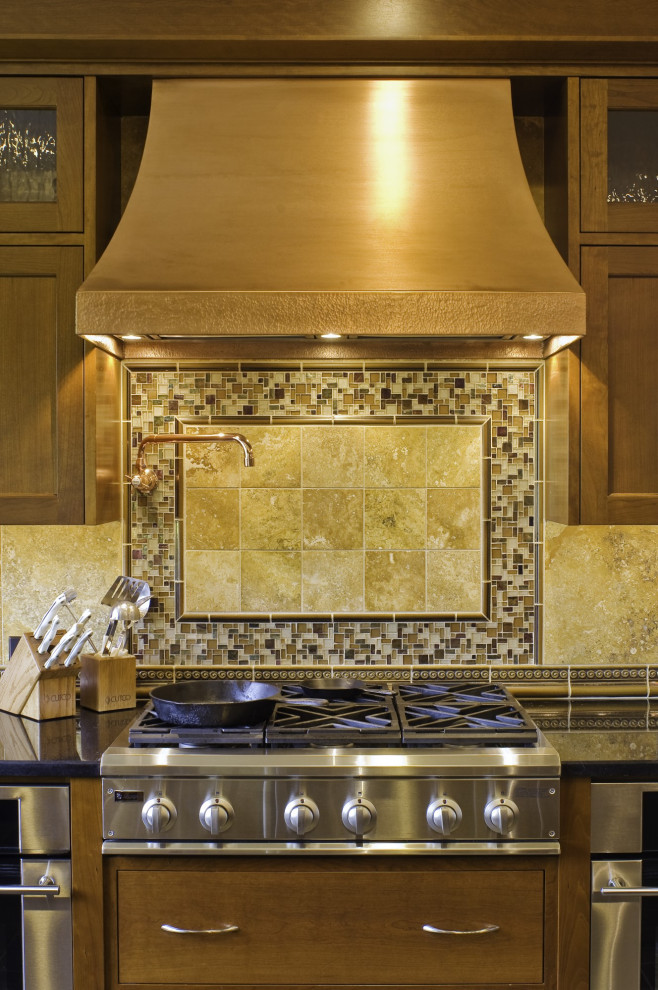 Idéer för att renovera ett stort amerikanskt flerfärgad flerfärgat u-kök, med en undermonterad diskho, skåp i shakerstil, skåp i mellenmörkt trä, granitbänkskiva, gult stänkskydd, stänkskydd i travertin, rostfria vitvaror, skiffergolv, en köksö och flerfärgat golv