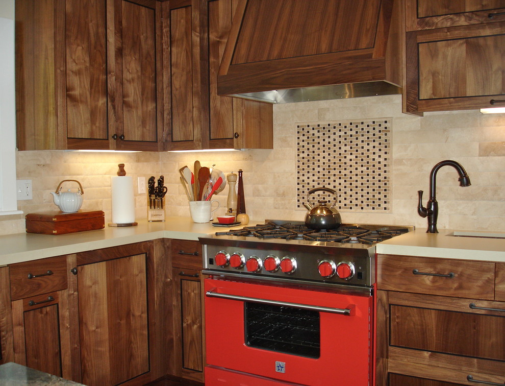 Exempel på ett stort klassiskt svart svart kök, med en rustik diskho, luckor med profilerade fronter, skåp i mellenmörkt trä, granitbänkskiva, beige stänkskydd, stänkskydd i kalk, färgglada vitvaror, mörkt trägolv, en köksö och brunt golv