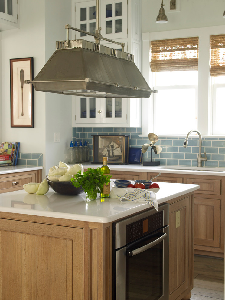 Immagine di una cucina stile marinaro di medie dimensioni con lavello a doppia vasca, ante a filo, ante in legno chiaro, top in marmo, paraspruzzi blu, paraspruzzi con piastrelle diamantate e elettrodomestici in acciaio inossidabile