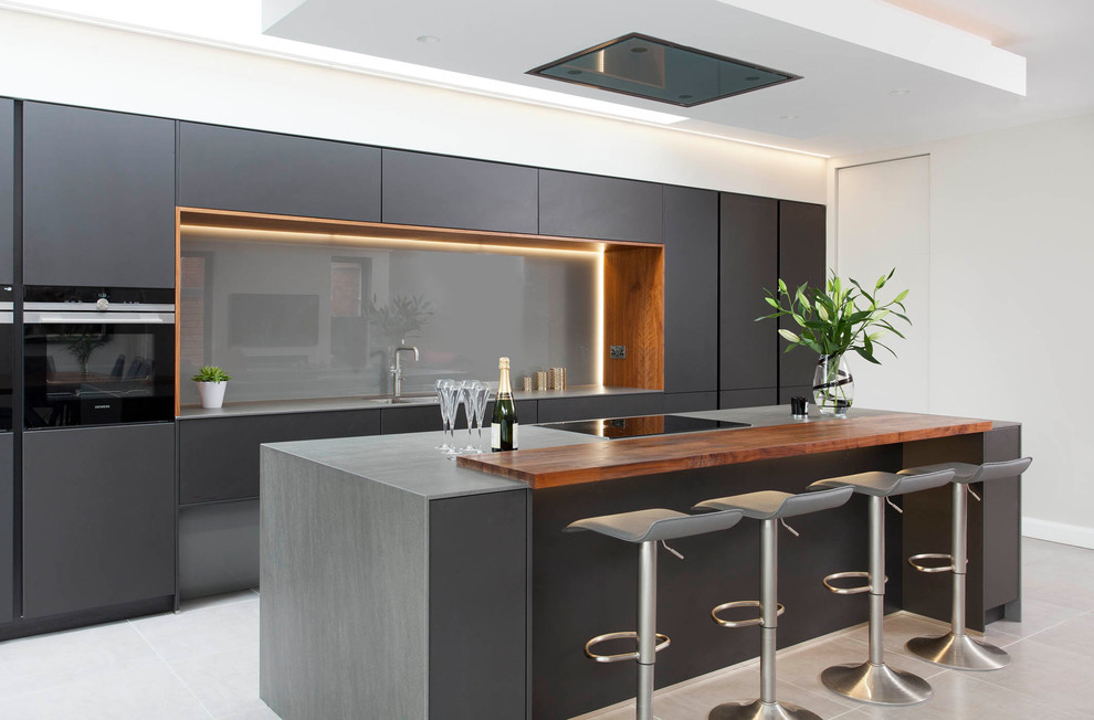 Foto de cocina lineal moderna grande abierta con armarios tipo vitrina y una isla