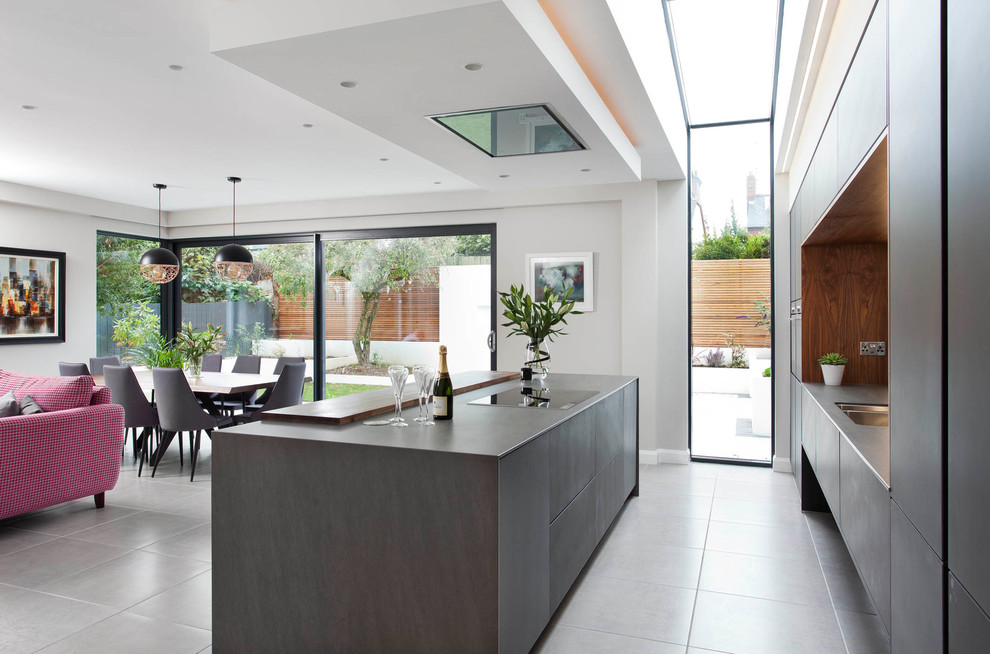 На фото: большая прямая кухня-гостиная в стиле модернизм с стеклянными фасадами и островом с