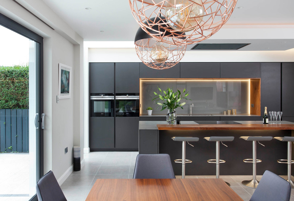 Стильный дизайн: большая прямая кухня-гостиная в стиле модернизм с стеклянными фасадами и островом - последний тренд