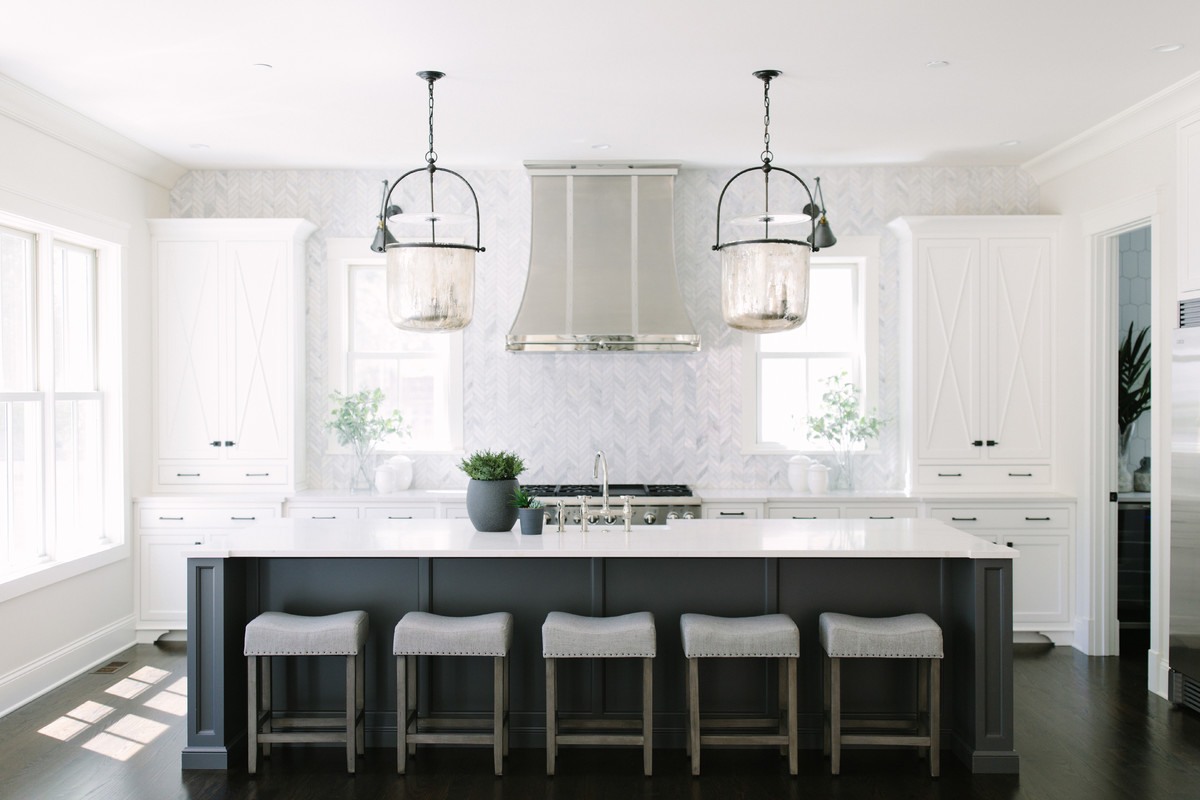 Esempio di una cucina classica con ante in stile shaker, ante bianche, paraspruzzi bianco, paraspruzzi in marmo, elettrodomestici da incasso, parquet scuro e pavimento marrone
