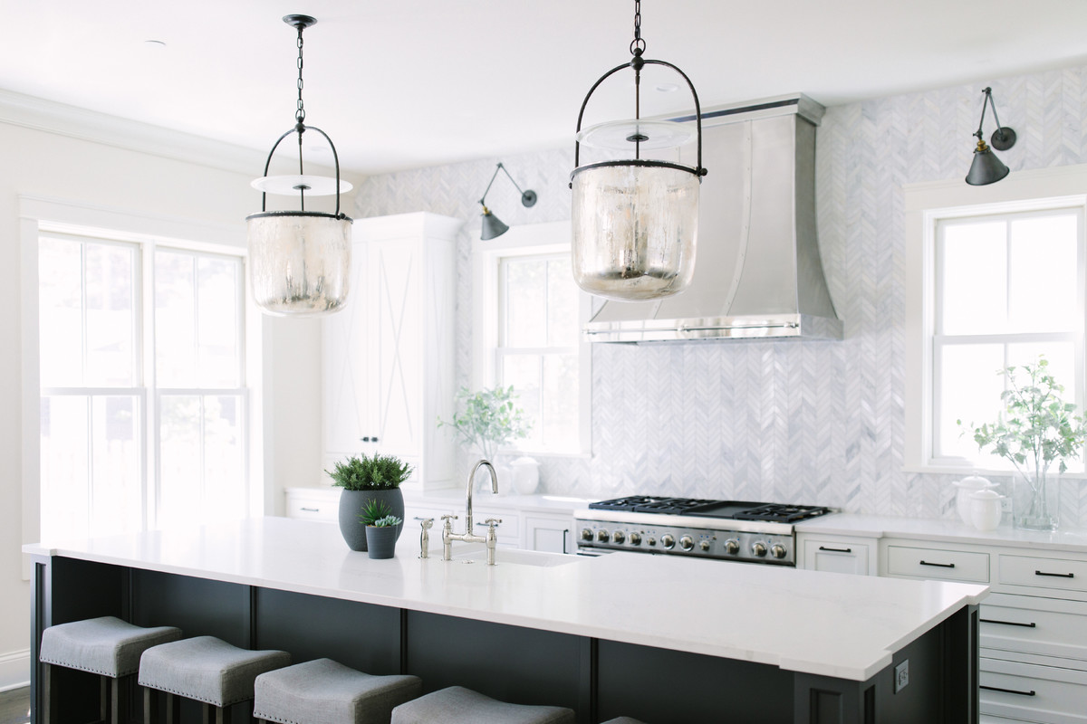 Foto di una cucina chic con ante in stile shaker, ante bianche, paraspruzzi bianco, paraspruzzi in marmo, elettrodomestici da incasso, parquet scuro e pavimento marrone