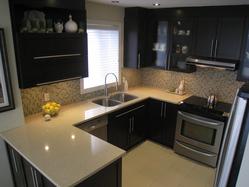 Inspiration for a contemporary u-shaped eat-in kitchen remodel in Montreal with a double-bowl sink, shaker cabinets, dark wood cabinets, quartz countertops, multicolored backsplash and stainless steel appliances