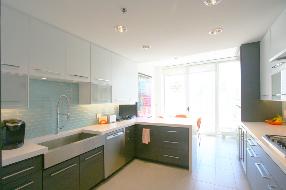 Bild på ett mellanstort funkis kök, med en rustik diskho, släta luckor, vita skåp, bänkskiva i kvarts, blått stänkskydd, stänkskydd i glaskakel, rostfria vitvaror, klinkergolv i porslin och en halv köksö