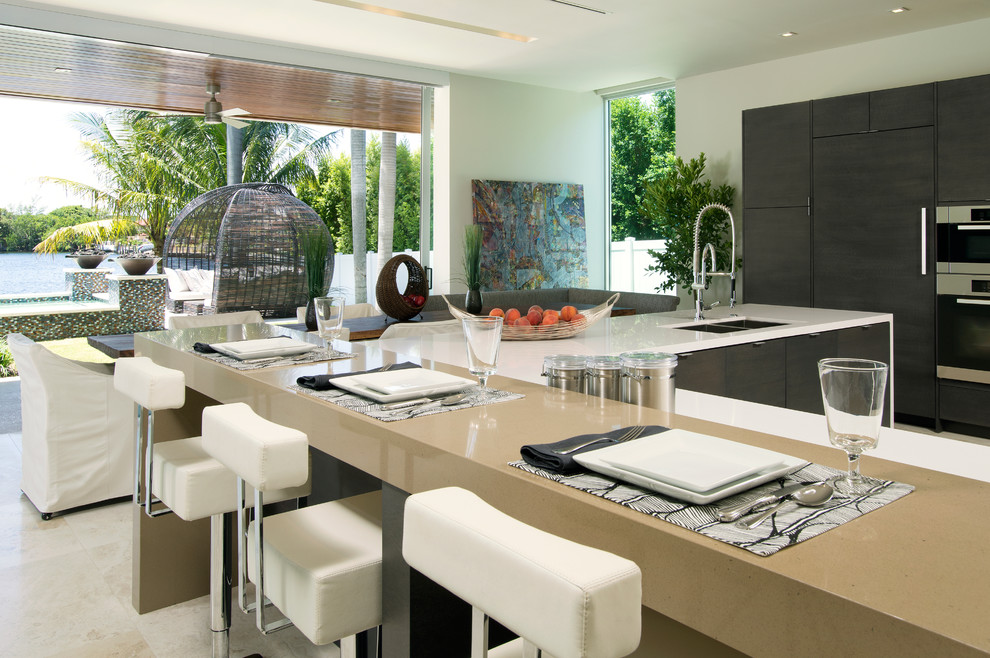 Moderne Wohnküche mit Unterbauwaschbecken, flächenbündigen Schrankfronten, dunklen Holzschränken, Quarzwerkstein-Arbeitsplatte und Küchengeräten aus Edelstahl in Miami