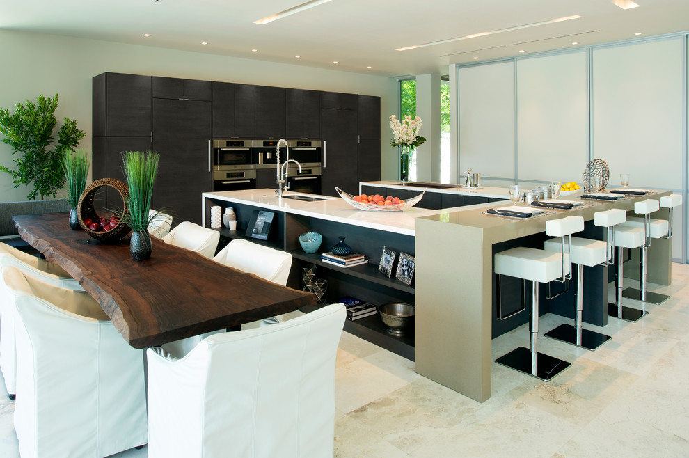 Moderne Wohnküche mit Küchengeräten aus Edelstahl, Unterbauwaschbecken, flächenbündigen Schrankfronten, dunklen Holzschränken und Quarzwerkstein-Arbeitsplatte in Miami