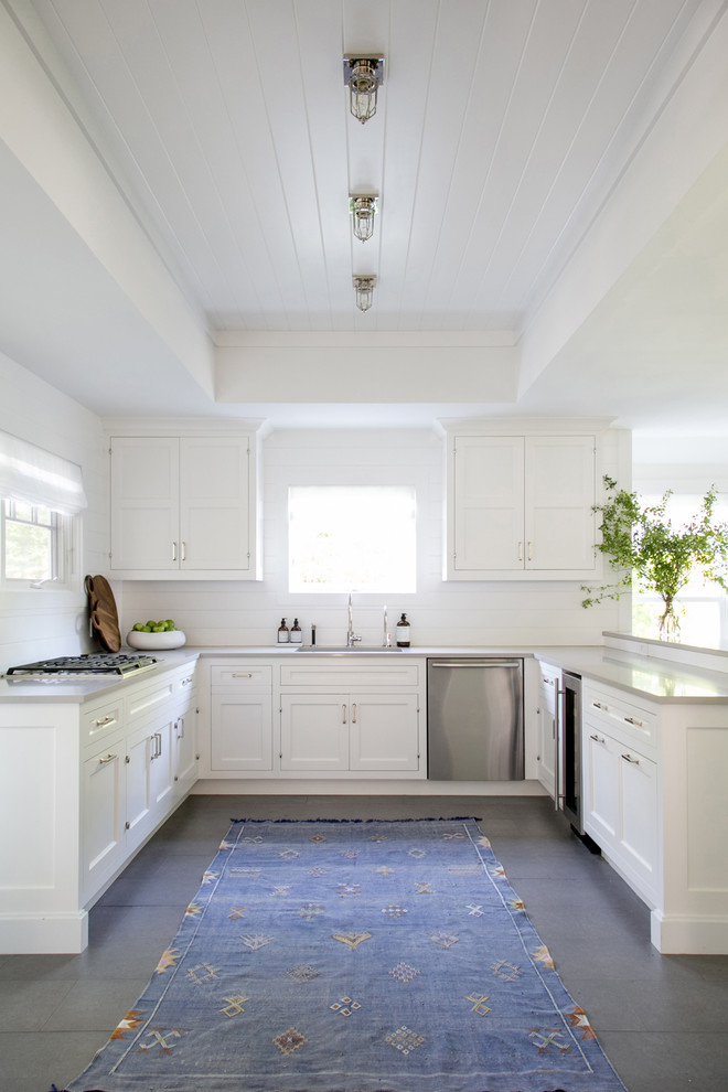 Inredning av ett klassiskt mellanstort kök, med en undermonterad diskho, skåp i shakerstil, vita skåp, bänkskiva i kvarts, vitt stänkskydd, stänkskydd i trä, rostfria vitvaror, klinkergolv i keramik, en halv köksö och grått golv