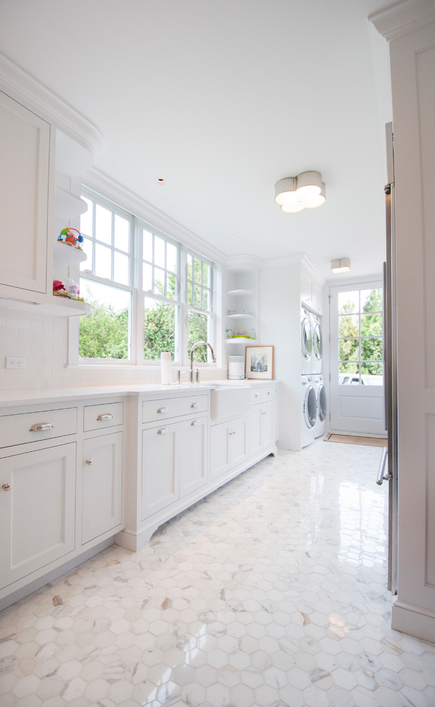 Foto de cocina costera sin isla con armarios estilo shaker, puertas de armario blancas y salpicadero blanco
