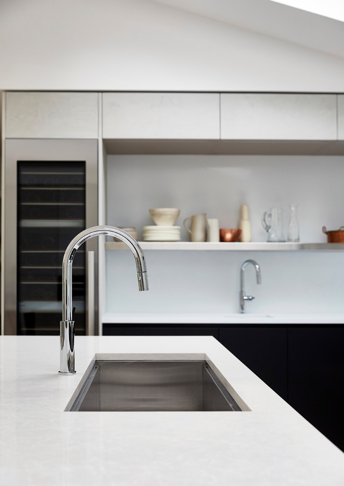 Foto di una cucina moderna di medie dimensioni con lavello a doppia vasca, ante lisce, ante grigie, top in quarzo composito, elettrodomestici da incasso, parquet chiaro e pavimento beige