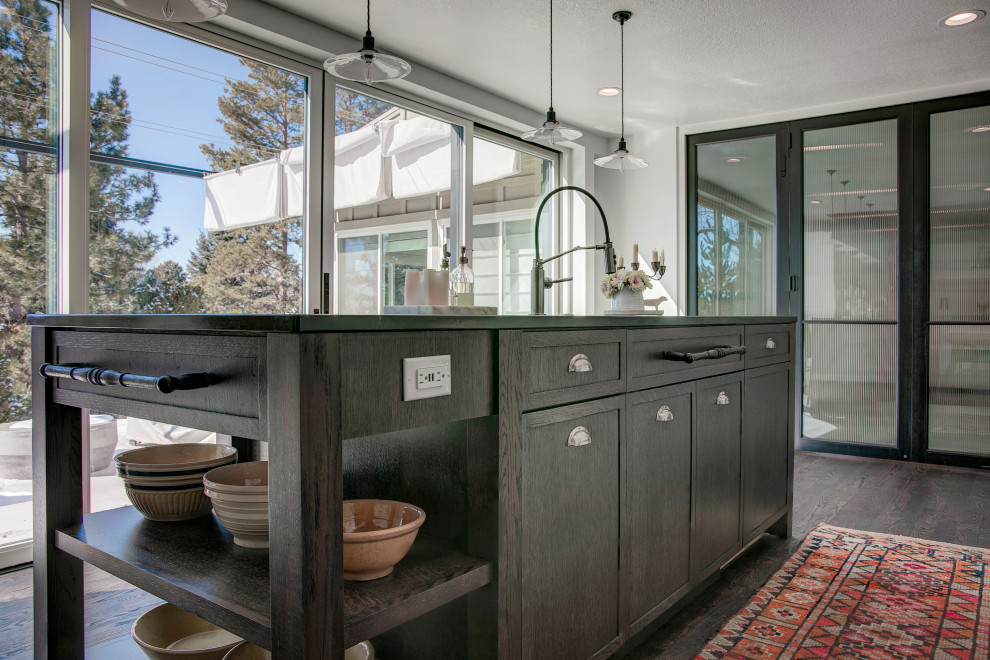Foto de cocina comedor lineal contemporánea grande con fregadero bajoencimera, puertas de armario de madera en tonos medios y una isla