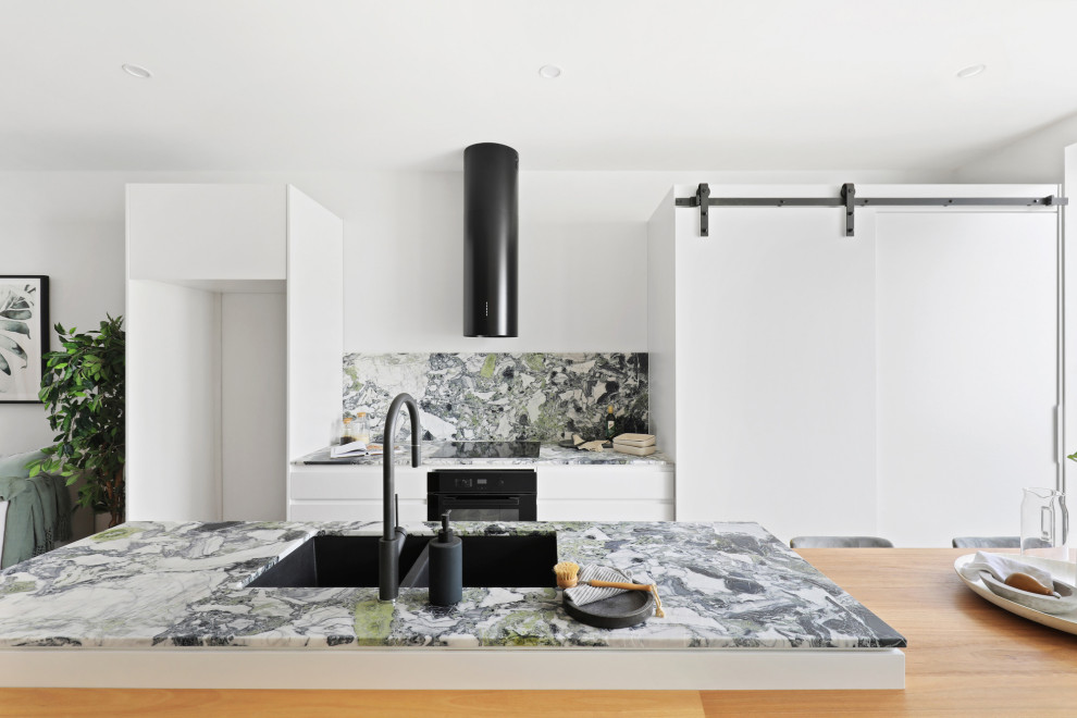 Свежая идея для дизайна: кухня в современном стиле с мраморной столешницей - отличное фото интерьера