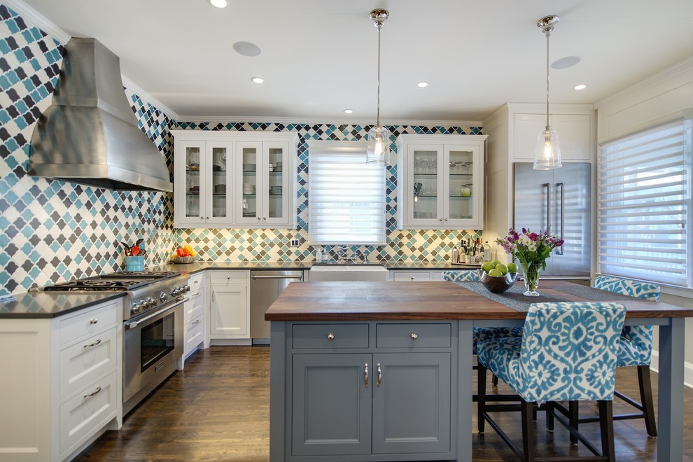 Immagine di una cucina classica con lavello stile country, paraspruzzi multicolore, elettrodomestici in acciaio inossidabile e parquet scuro