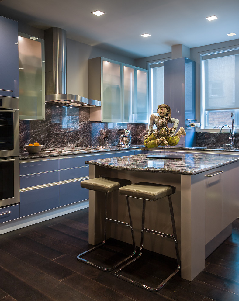На фото: кухня в современном стиле с гранитной столешницей, синими фасадами, плоскими фасадами, фартуком из каменной плиты и техникой из нержавеющей стали