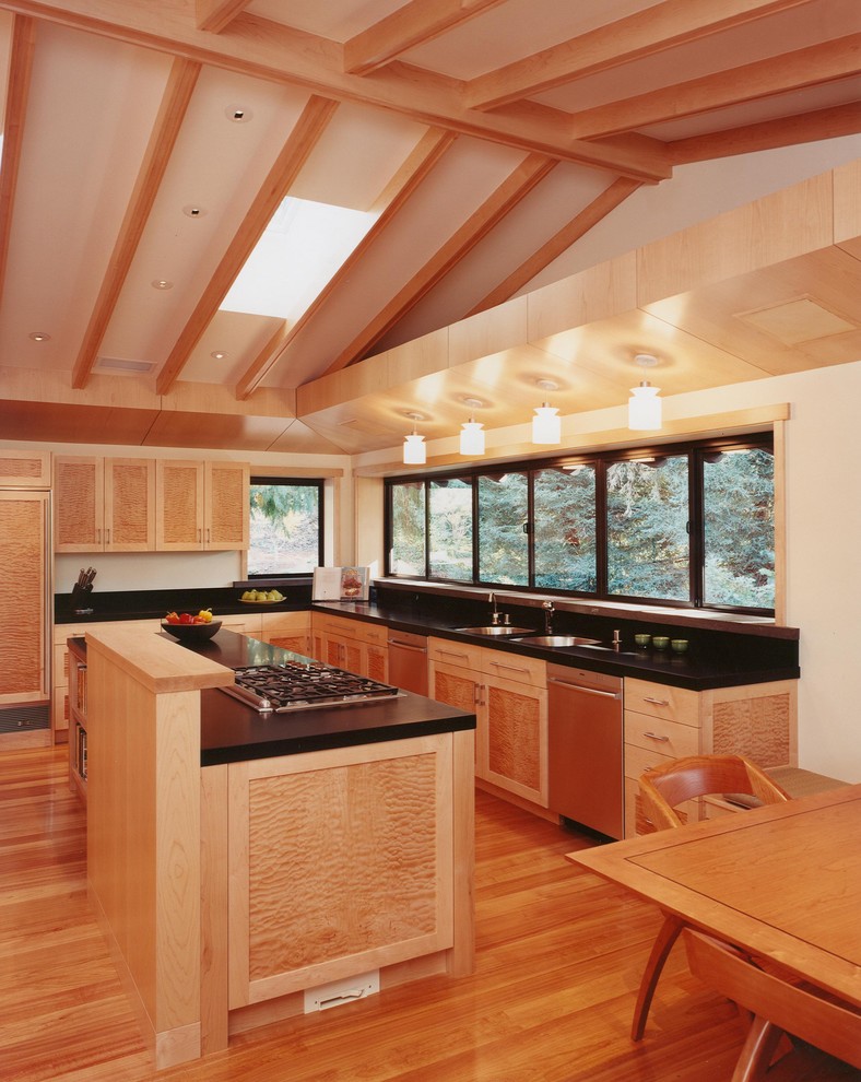 サンフランシスコにあるアジアンスタイルのおしゃれなキッチン (アンダーカウンターシンク、シェーカースタイル扉のキャビネット、中間色木目調キャビネット) の写真