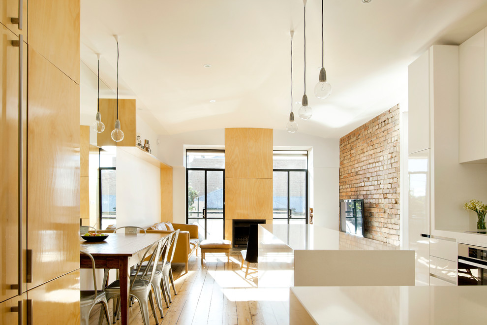 Idee per una cucina design di medie dimensioni con parquet chiaro
