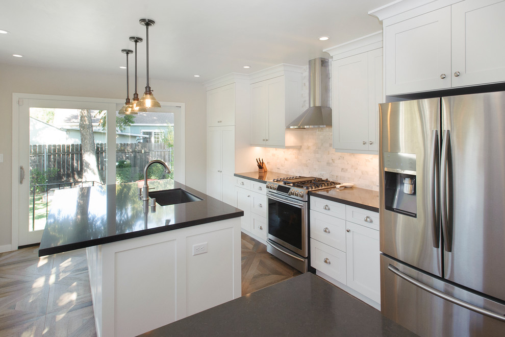 Inspiration for a mid-sized contemporary l-shaped porcelain tile enclosed kitchen remodel in Sacramento with an undermount sink, shaker cabinets, white cabinets, quartz countertops, gray backsplash, stone tile backsplash, stainless steel appliances and an island