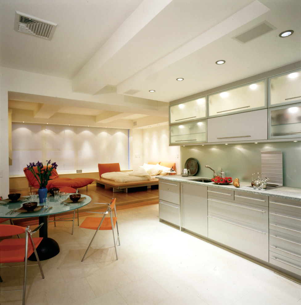 Foto på ett mellanstort funkis kök, med släta luckor, skåp i rostfritt stål och rostfria vitvaror