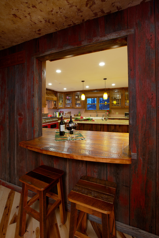 Идея дизайна: большая кухня в стиле рустика с обеденным столом, с полувстраиваемой мойкой (с передним бортиком), деревянной столешницей, светлым паркетным полом и островом