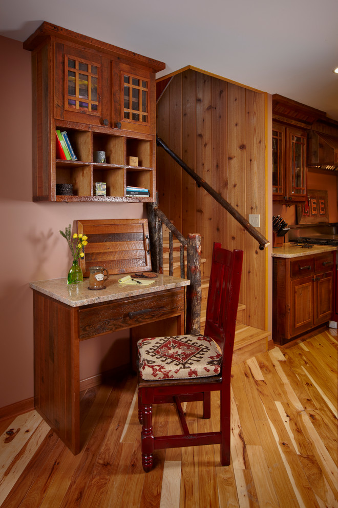 Idee per una grande cucina abitabile rustica con ante in legno scuro, top in granito e parquet chiaro
