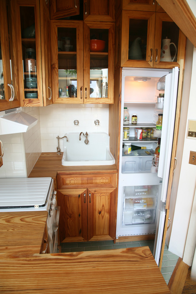 Kitchen - traditional kitchen idea in New York