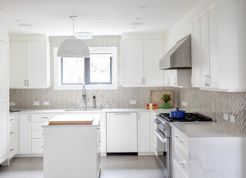 Exempel på ett mellanstort amerikanskt vit vitt kök, med en undermonterad diskho, skåp i shakerstil, vita skåp, bänkskiva i kvarts, grått stänkskydd, stänkskydd i tunnelbanekakel, integrerade vitvaror, klinkergolv i keramik, en köksö och brunt golv