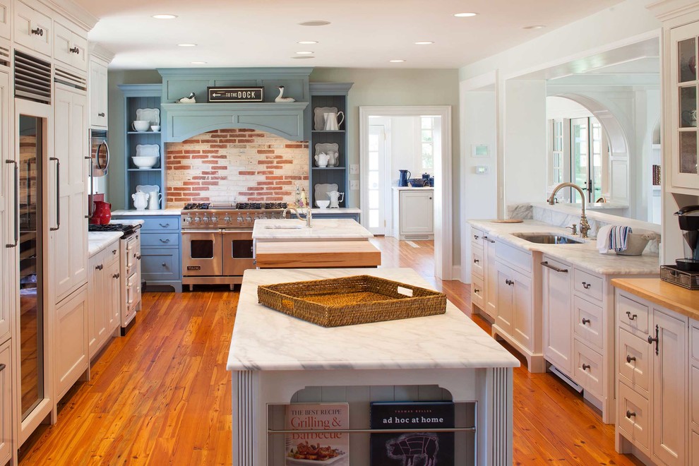 Immagine di una cucina costiera con lavello sottopiano, ante in stile shaker, ante bianche, paraspruzzi multicolore e elettrodomestici in acciaio inossidabile