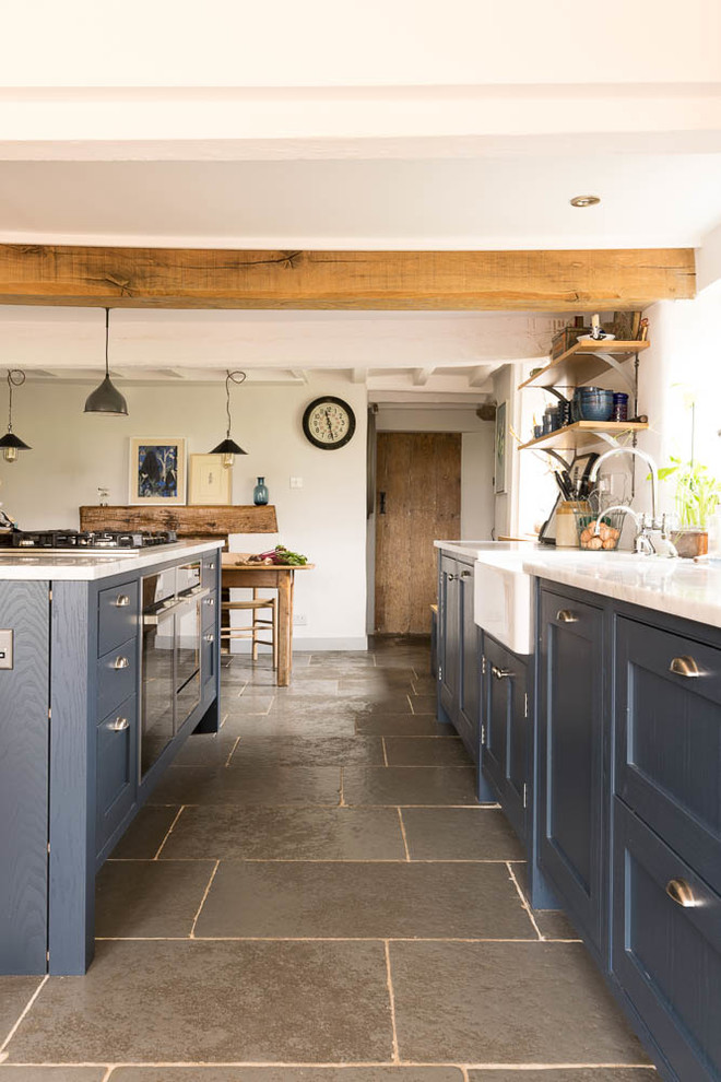 Idee per una cucina stile rurale di medie dimensioni con ante in stile shaker, ante blu, pavimento in pietra calcarea e pavimento grigio