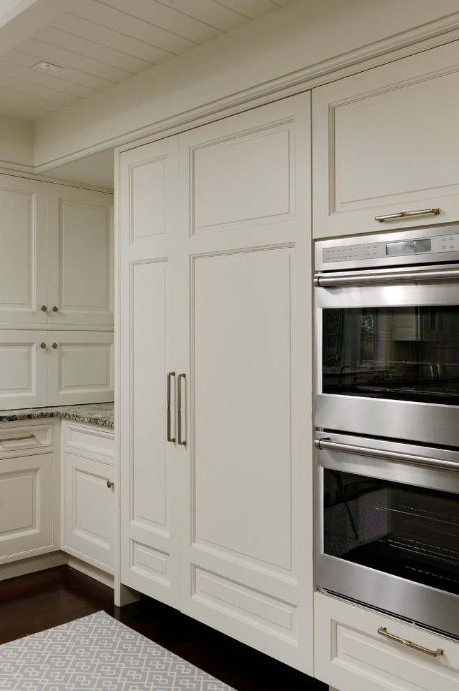 ボルチモアにある高級な広いトラディショナルスタイルのおしゃれなキッチン (濃色無垢フローリング、エプロンフロントシンク、インセット扉のキャビネット、白いキャビネット、御影石カウンター、白いキッチンパネル、シルバーの調理設備、サブウェイタイルのキッチンパネル) の写真
