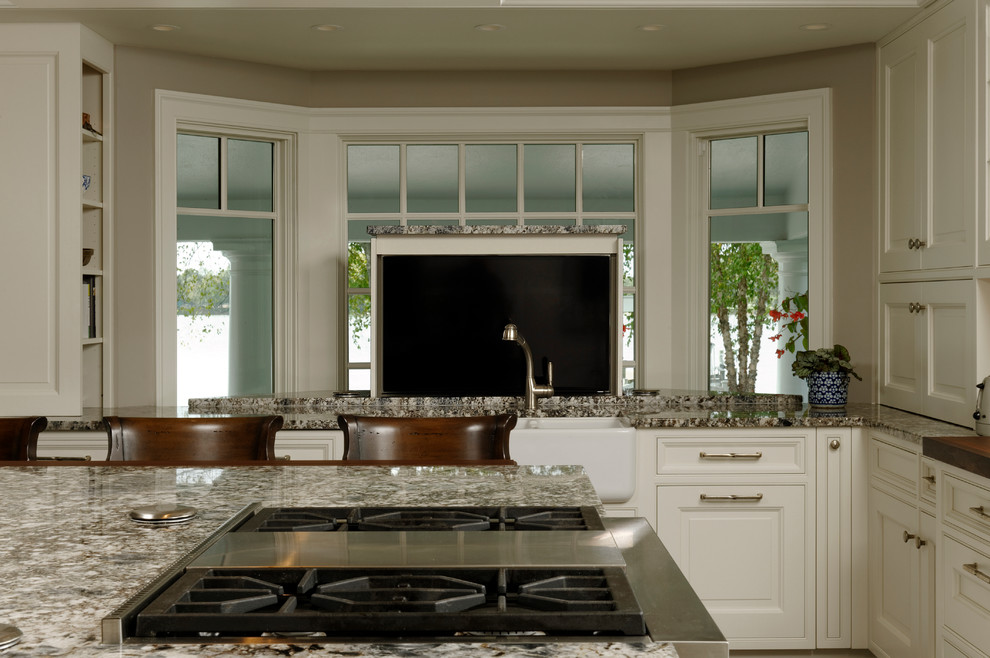 Exempel på ett stort klassiskt kök, med en rustik diskho, luckor med profilerade fronter, vita skåp, granitbänkskiva, vitt stänkskydd, stänkskydd i tunnelbanekakel, rostfria vitvaror, mörkt trägolv och en köksö