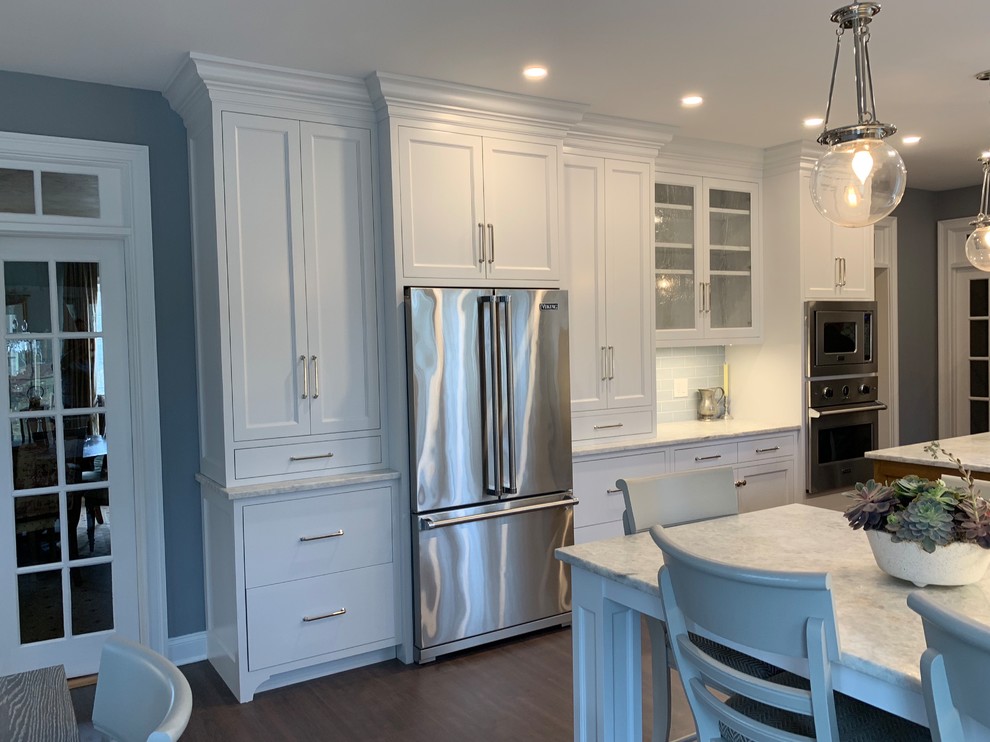 Idéer för att renovera ett mycket stort vintage grå grått kök, med en enkel diskho, luckor med infälld panel, vita skåp, bänkskiva i kvartsit, blått stänkskydd, stänkskydd i keramik, rostfria vitvaror, korkgolv, en köksö och brunt golv