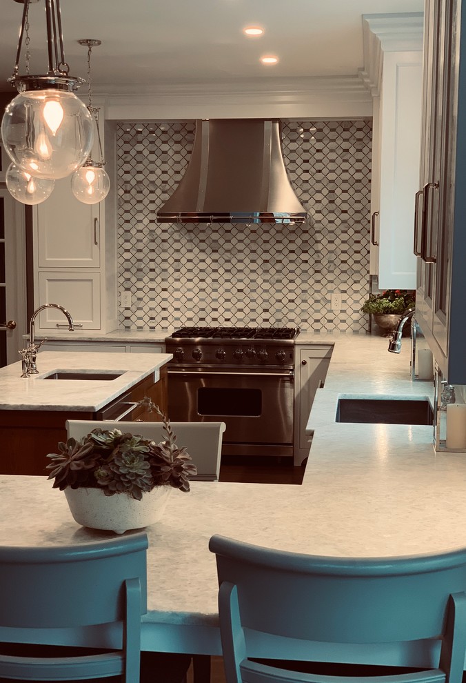 Свежая идея для дизайна: огромная п-образная кухня в классическом стиле с обеденным столом, одинарной мойкой, фасадами с утопленной филенкой, белыми фасадами, столешницей из кварцита, синим фартуком, фартуком из керамической плитки, техникой из нержавеющей стали, пробковым полом, островом, коричневым полом и серой столешницей - отличное фото интерьера
